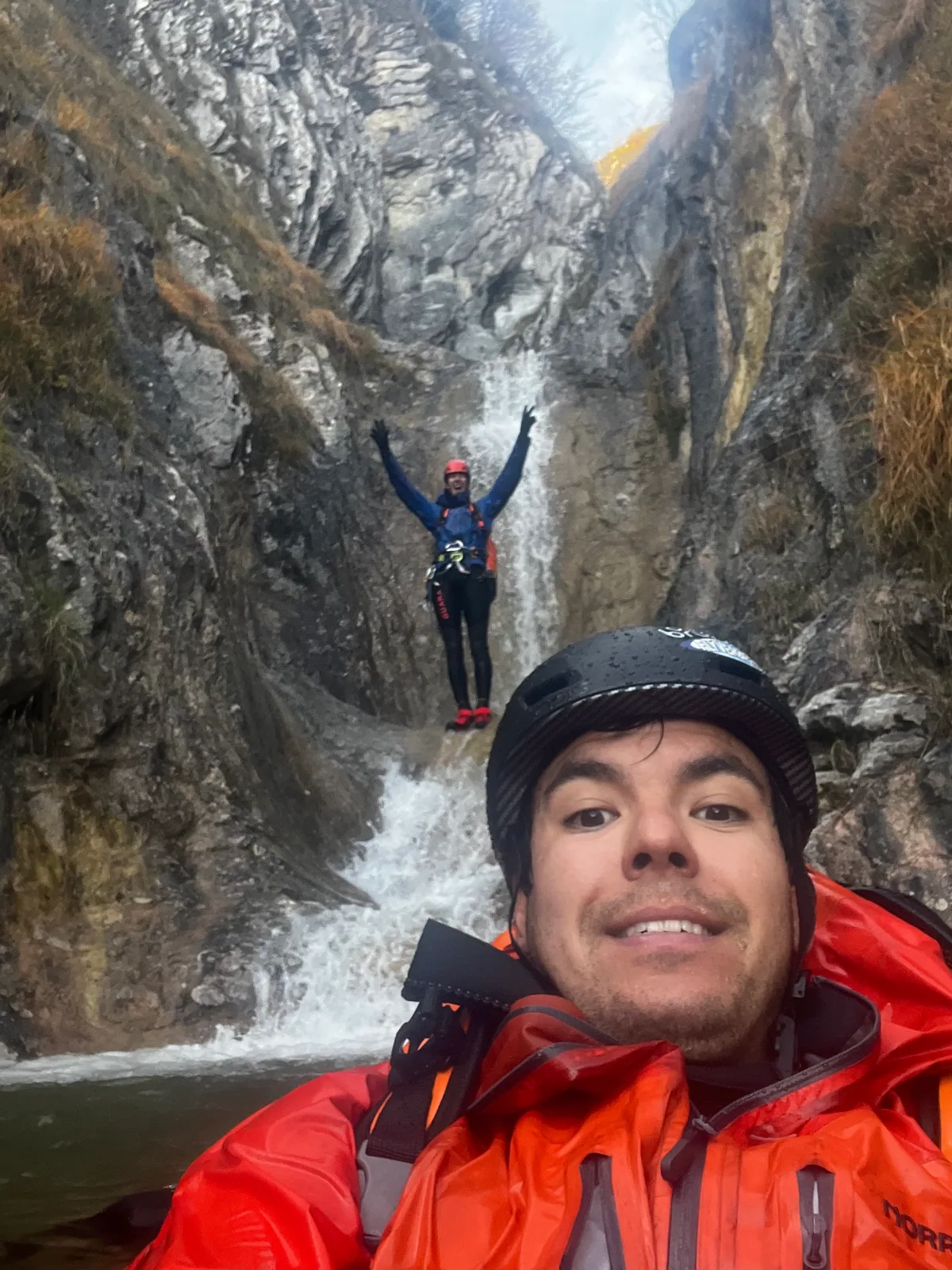 Josh et un participant partagent un moment dans une gorge étroite